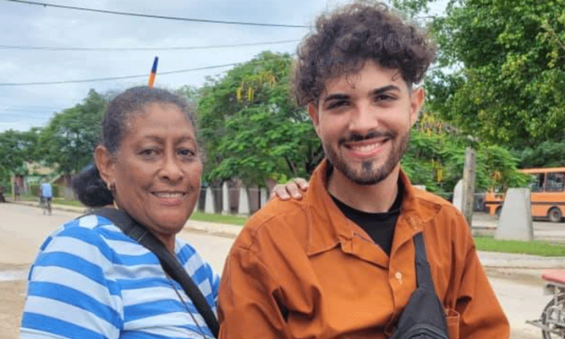 Joven vendedor en Ciego de Ávila devuelve teléfono extraviado por una maestra